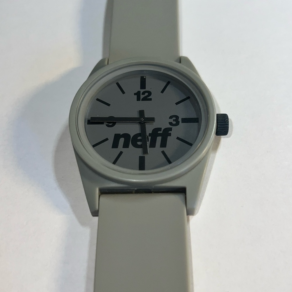 Neff Daily grey watch